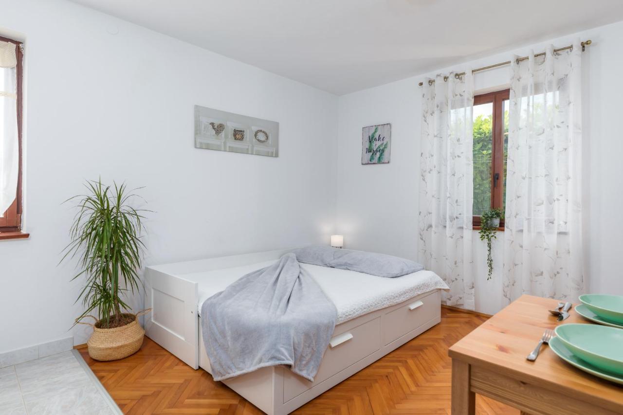Apartment Tesic Close To The Sea With Shared 4Xbicycles Fažana Eksteriør bilde