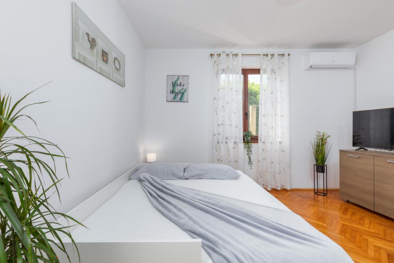 Apartment Tesic Close To The Sea With Shared 4Xbicycles Fažana Eksteriør bilde